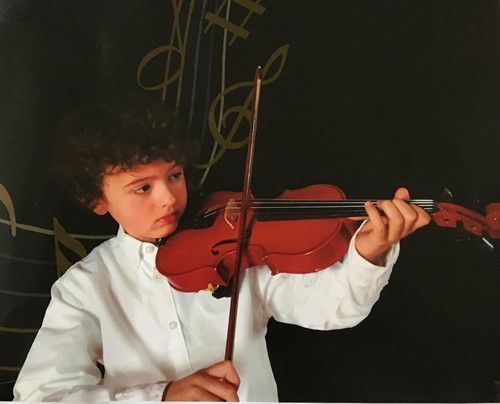 Marcelo, alumno de Palacio de Granda, es un estupendo violinista.