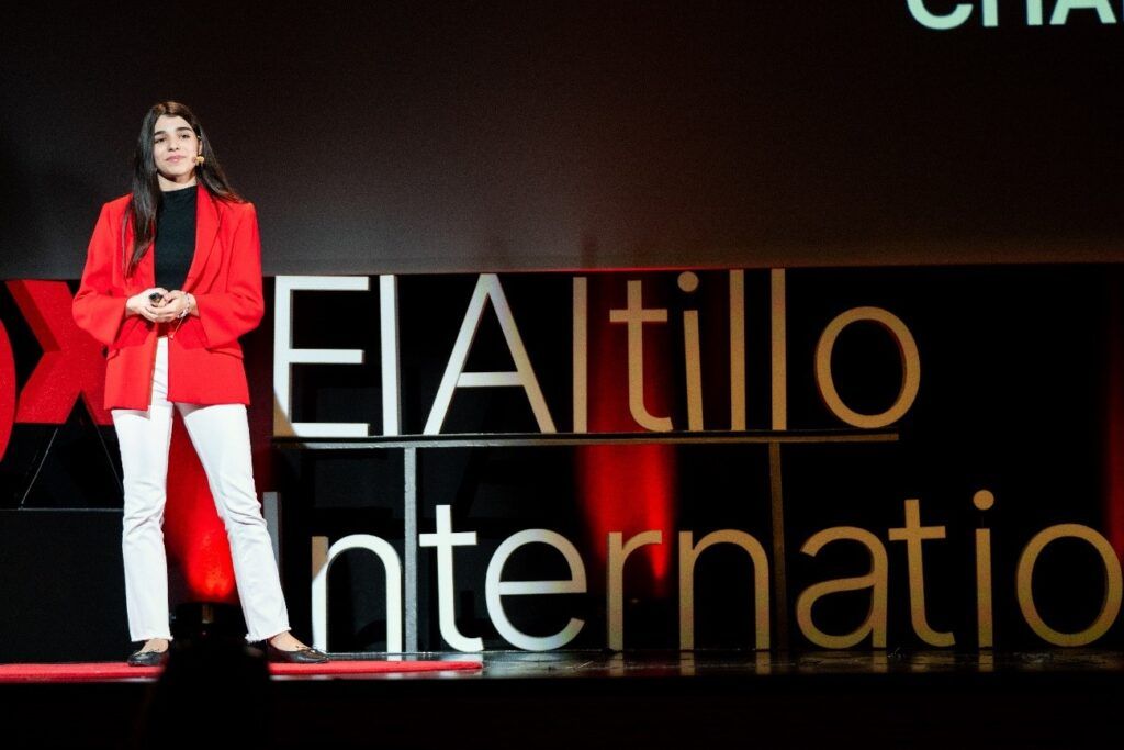 Elena, alumna de Palacio de Granda, deslumbra con su participación en el TEDxEl Altillo International School Youth